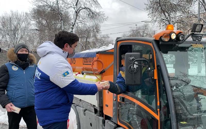 Волонтеры Алматы помогают пожилым в расчистке снега