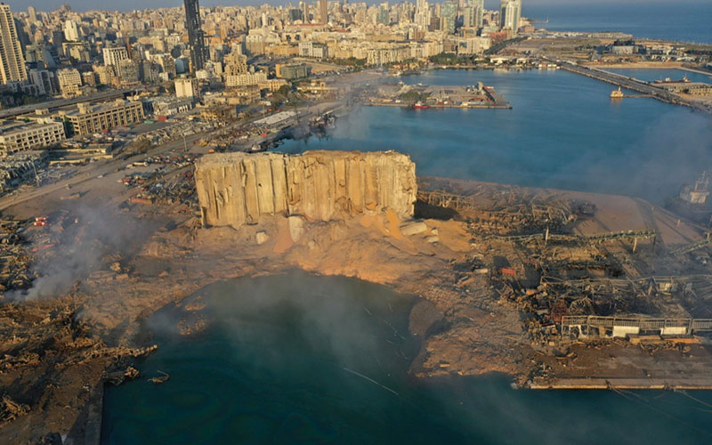 Сильнейший взрыв прогремел в порту ливанского Бейрута.