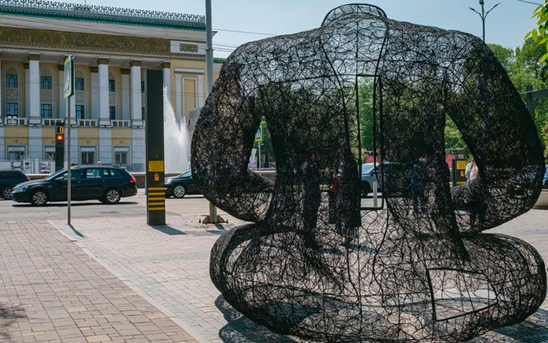 Необычный «зритель» смотрит на театр: новый арт-объект в Алматы