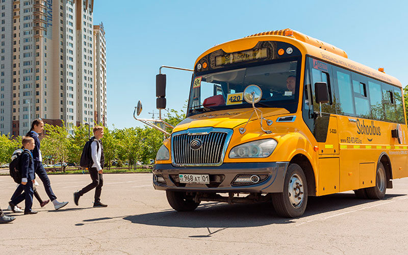 100 школьных автобусов будут развозить детей бесплатно в Алматы 