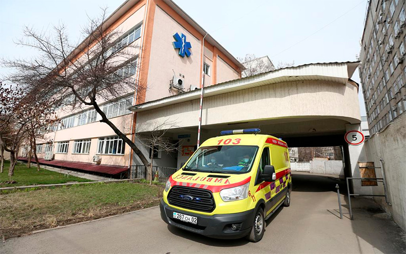 Ержан Бабакумаров на фоне ухудшения эпидситуации провел встречи с работниками скорой помощи и Центра телемедицины